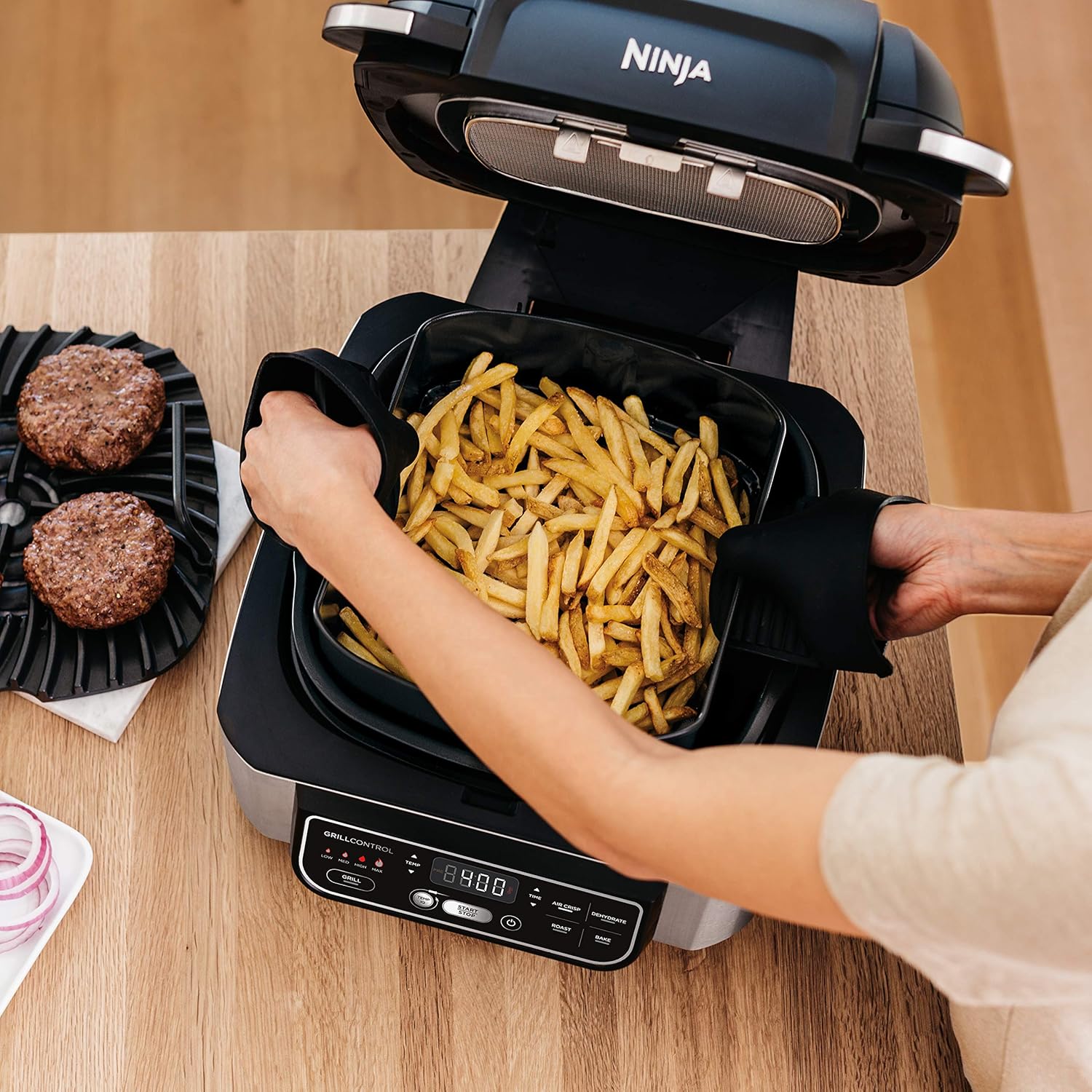 Ninja Foodi Pro 5-in-1 Indoor Integrated Smart Probe, 4-Quart Air Fryer, Roast, Bake, Dehydrate, an Cyclonic Grilling Technology, with 4 Steaks Capacity, in a Stainless Finish
