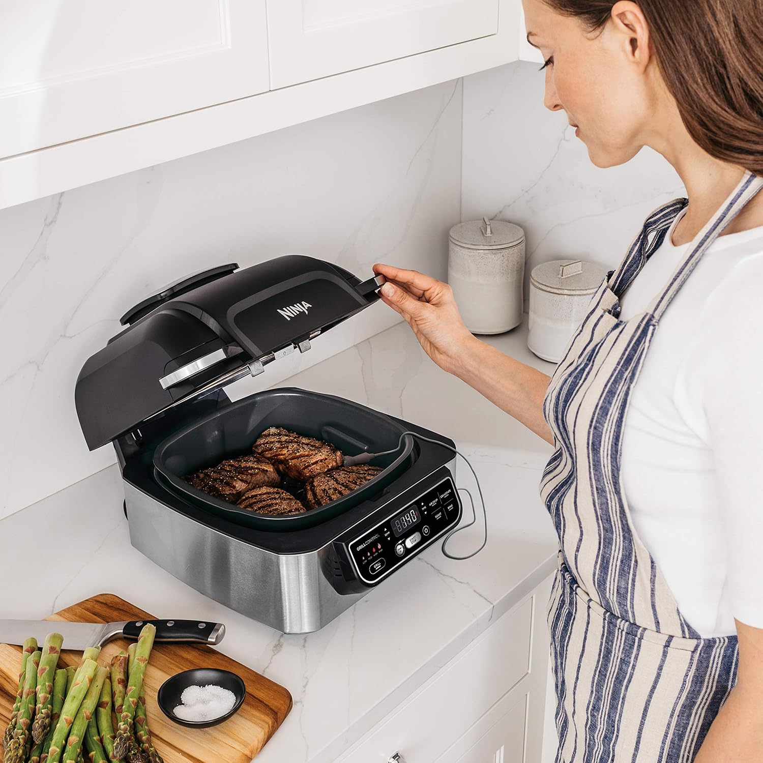 Ninja Foodi Pro 5-in-1 Indoor Integrated Smart Probe, 4-Quart Air Fryer, Roast, Bake, Dehydrate, an Cyclonic Grilling Technology, with 4 Steaks Capacity, in a Stainless Finish